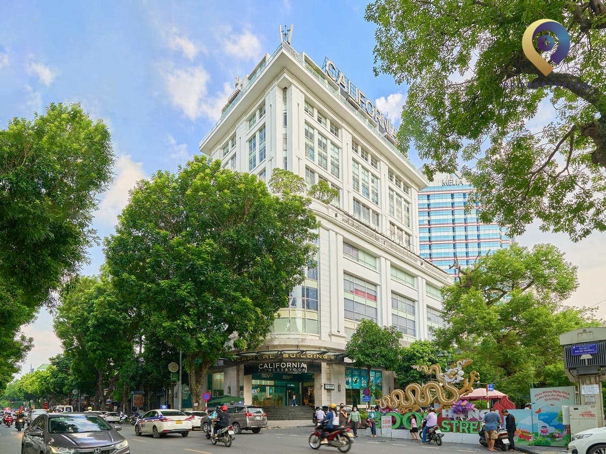 Toàn cảnh mặt ngoài tòa nhà Capital Building 41 Hai Bà Trưng với kiến trúc hiện đại và cây xanh xung quanh - hình ảnh từ Property Plus